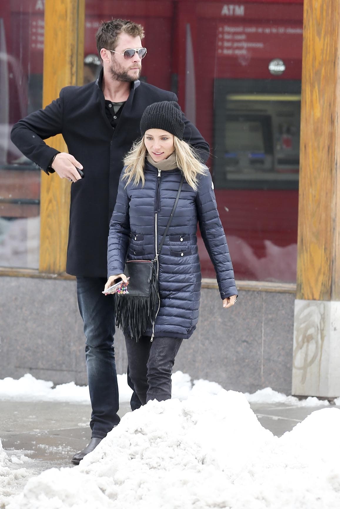 El guapo que da vida al personaje de 'Thor', iba caminando por las congeladas calles de Nueva York con su esposa Elsa Pataky...