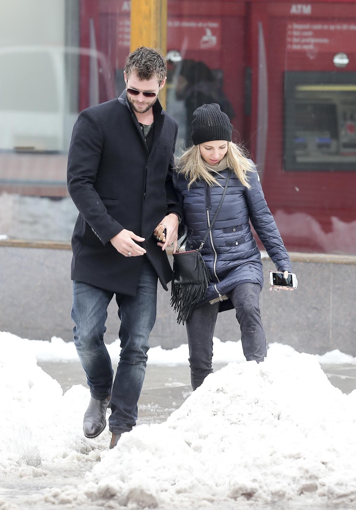 Pero de repente una pequeña montaña de nieve se les atravesó en su camino.