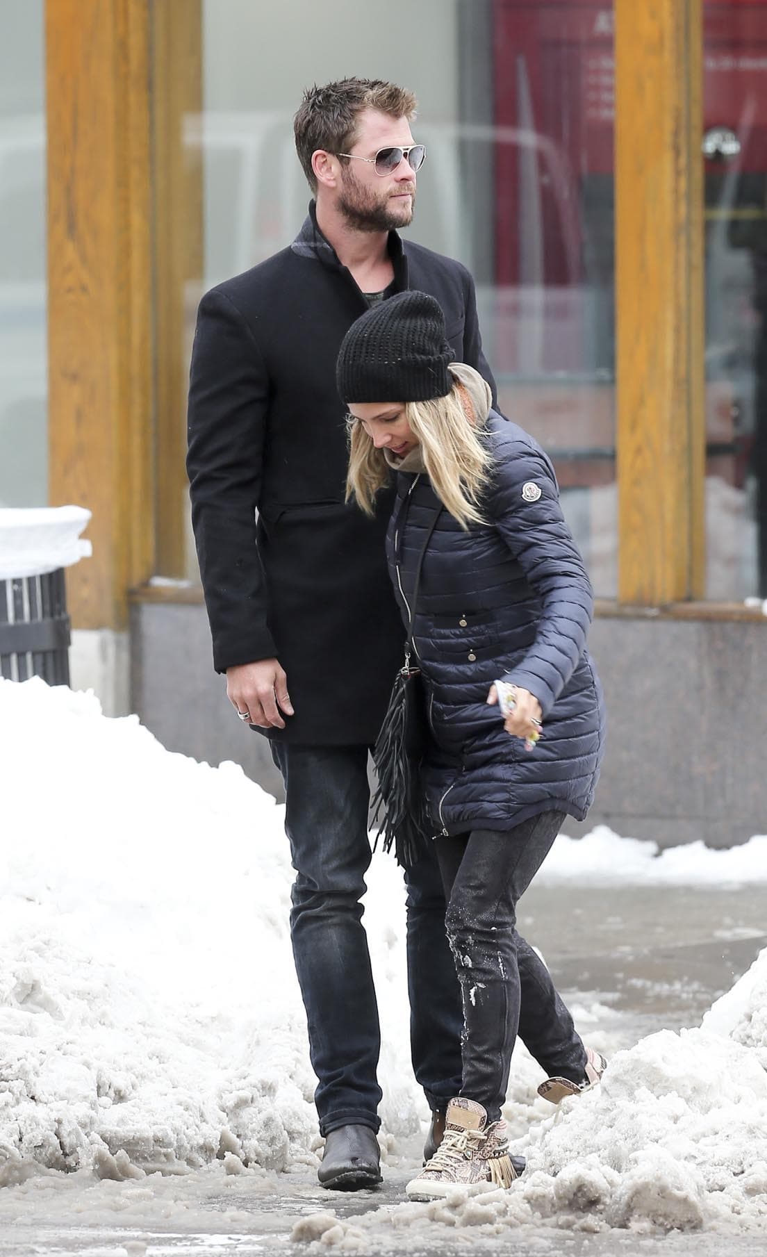 Este galán si duda es todo un caballero.