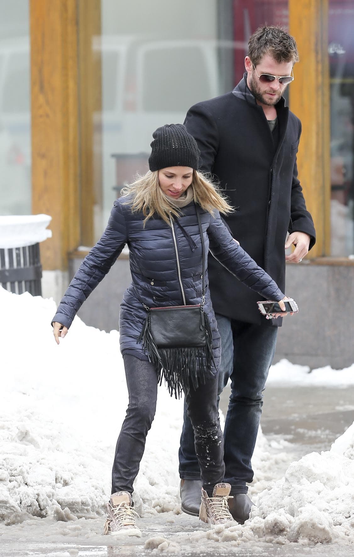 Por si el frío no fuera suficiente, Pataky se llenó toditos los pies de nieve.