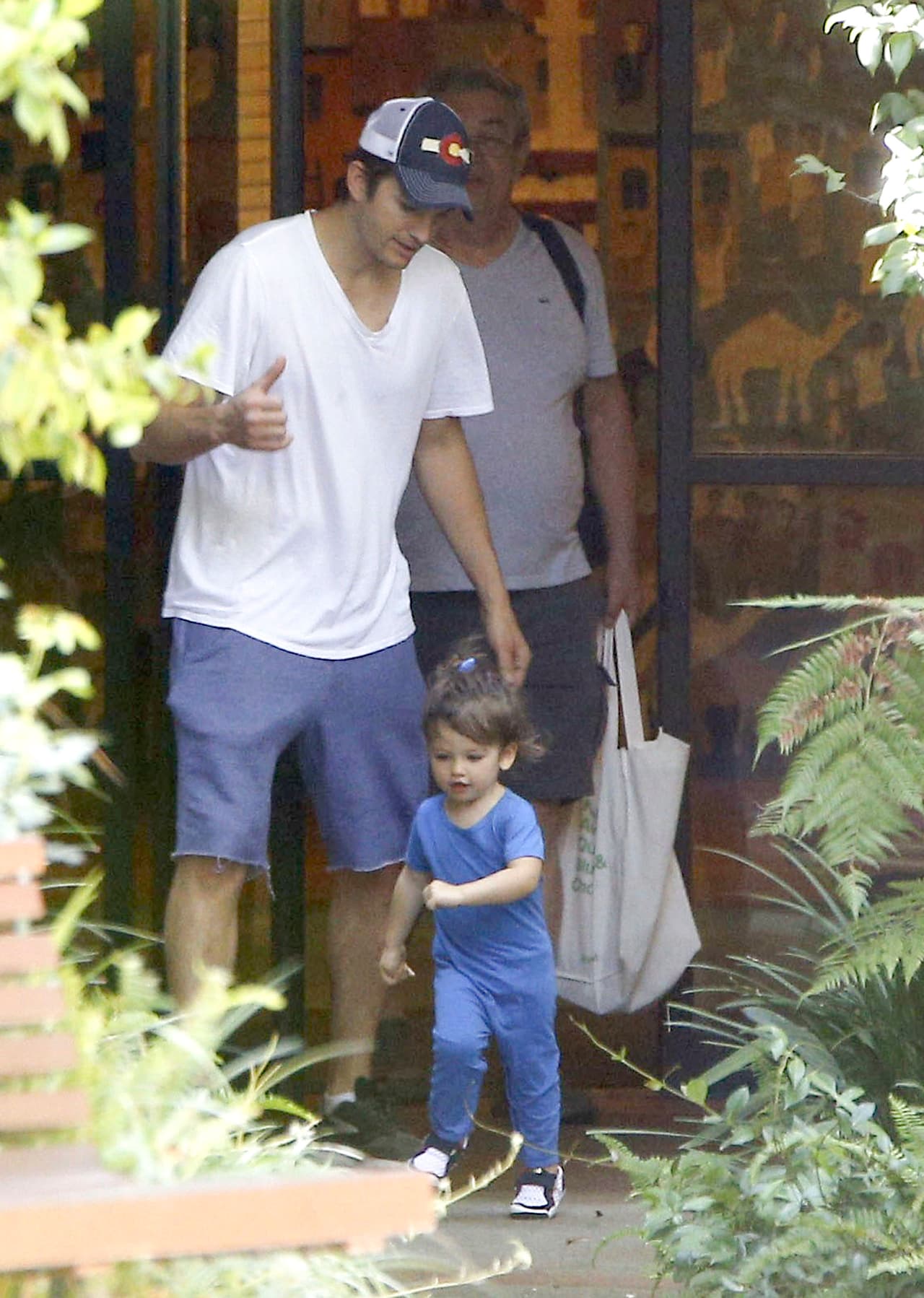 La nena estaba encantada, paseando con su abuelito.