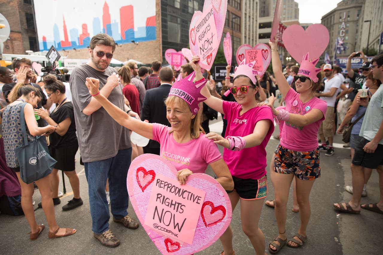 El grupo de manifestantes por los derechos de la mujer "Codepink", en una pequeña protesta cerca de la entrada peatonal del evento.