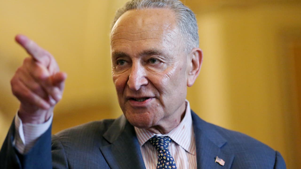 "Si mis hijos estuvieran amenazados, no me quedaría sentado en casa", dice Schumer sobre los centroamericanos que huyen a EEUU