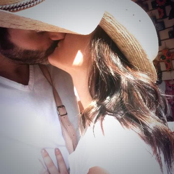 Probablemente esta sea la imagen más atrevida de la actriz con su novio, pues nunca antes se había dejado ver besando a su pareja, siendo esta foto una de las más comentadas y compartidas de la actriz. ¿Te gusta la parejita?