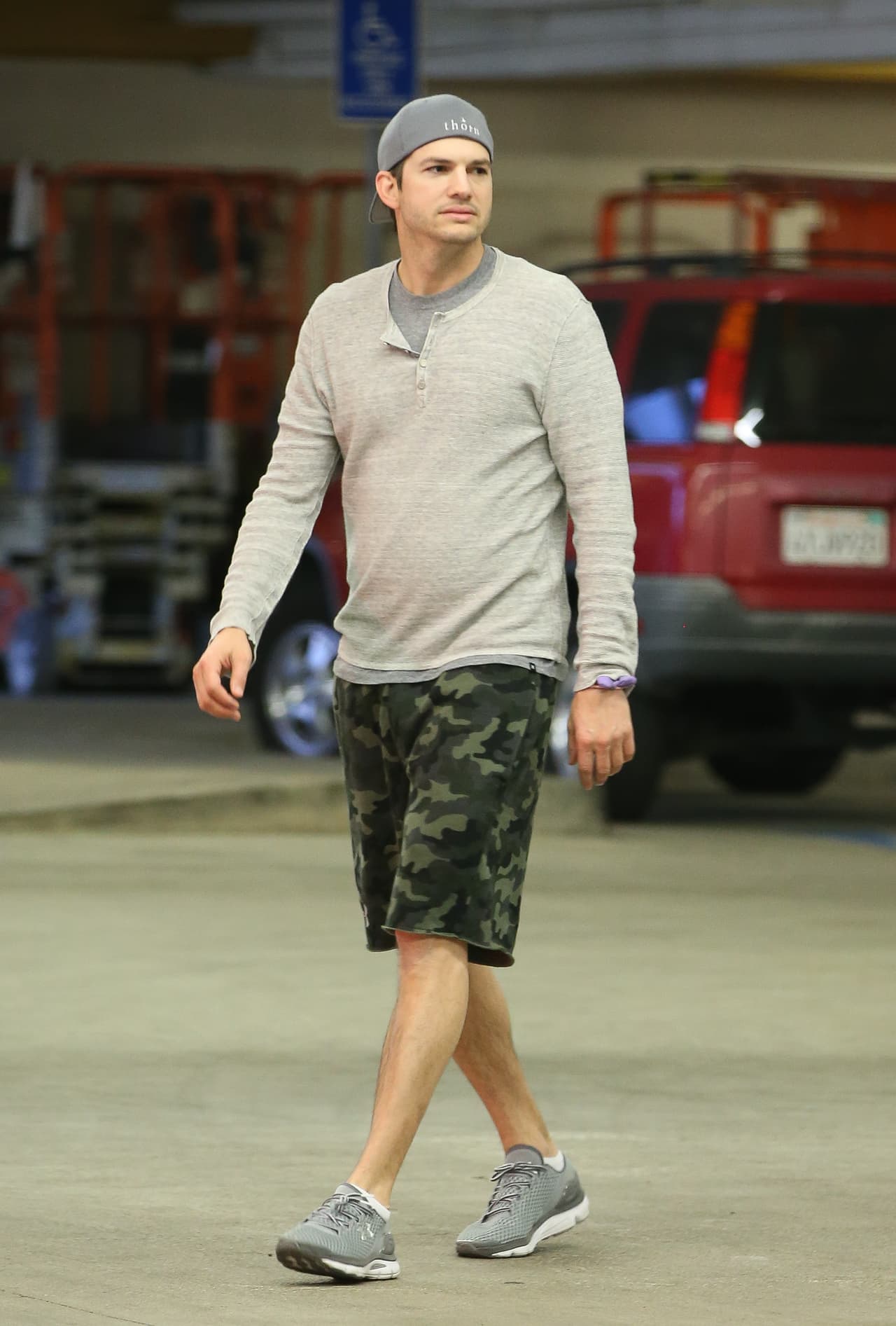 El actor prestaba mucha atención a su mujer.