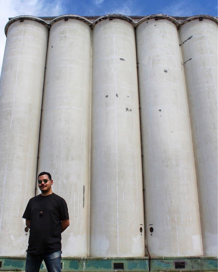 Armando Minjariz frente a los elevadores de grano que pronto serán pintados por artistas internacionales.