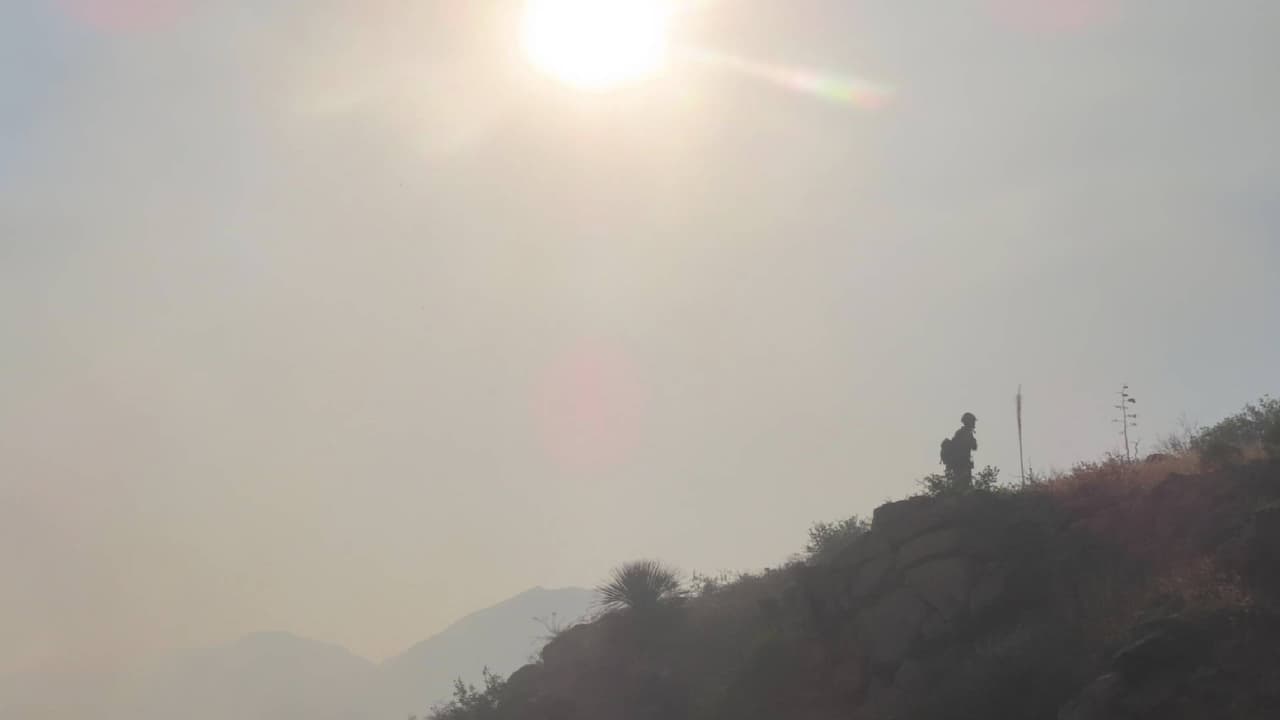 Bajo una advertencia de calor excesiva, 968 personas participan en la lucha contra el incendio Telegraph. 
<br>