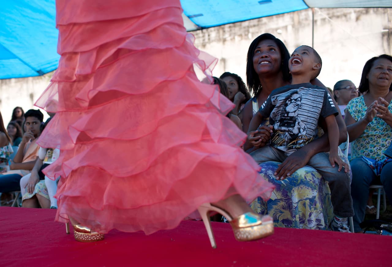 Por una pequeña pasarela de alfombra roja en el área externa de la cárcel las concursantes desfilaron en trajes de noche frente a otras presos y sus familiares, quienes tienen permitido visitarlas el día del concurso.