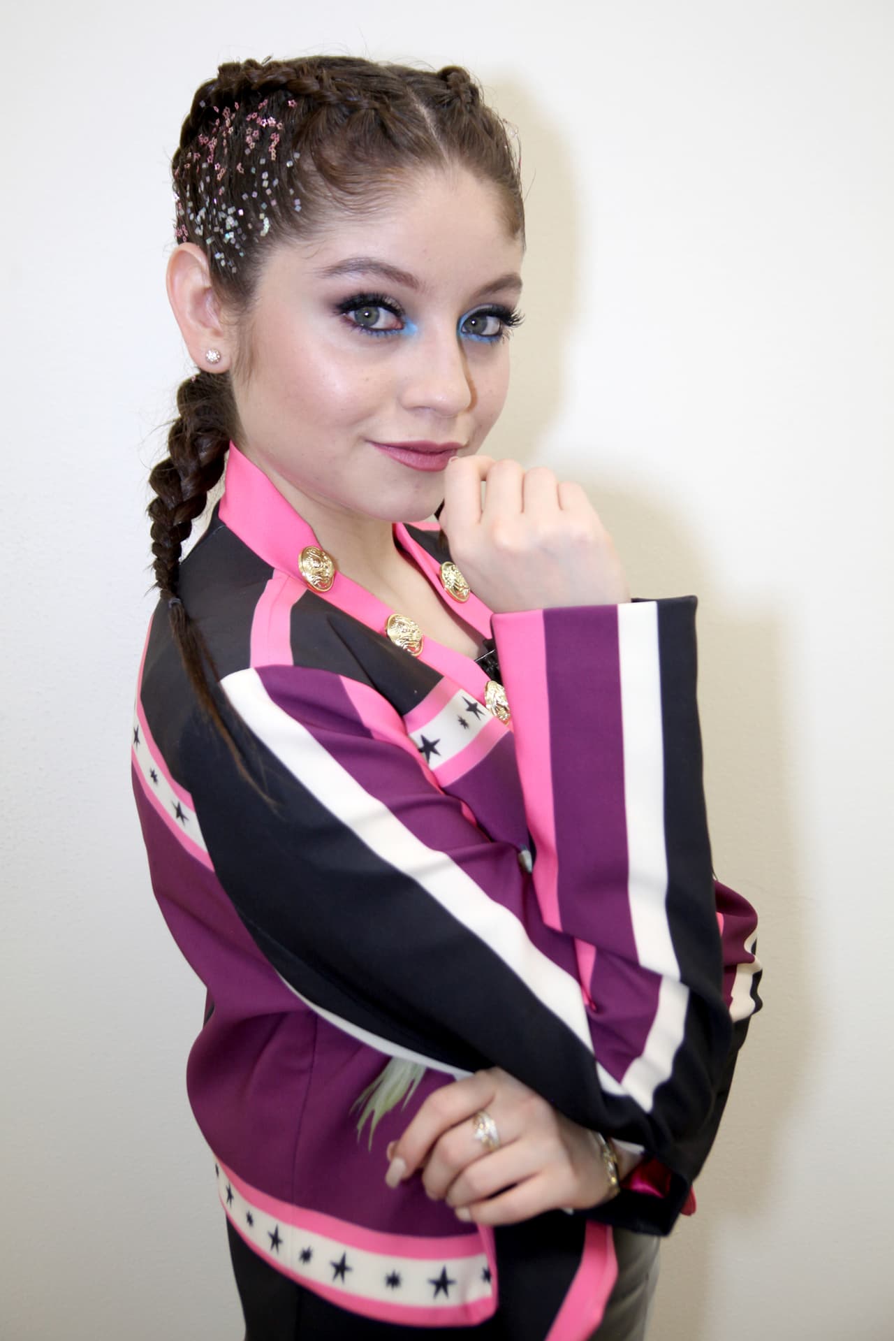 En cuanto al maquillaje, Karol le dijo a Univision Entretenimiento que para los ojos se basó en la última tendencia, que utiliza colores llamativos en la zona del lagrimal.