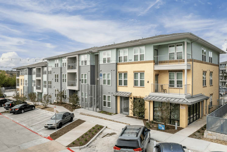 <h3 class="cms-H3-H3">Quiénes son afectados por los aumentos </h3>
<br>
<br>Los aumentos en el costo de la renta aplican para todos los inquilinos en California a los que les sea aplicable la Ley AB 1482. 
<br>
<br>Estos son los inquilinos que rentan en complejos de apartamentos construidos antes de 2007 y que no están sujetos a medidas locales de control de renta, explicó René Moya, vocero de la organización The Debt Collective.