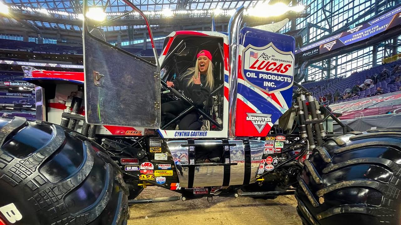 Cynthia Gauthier empezó su carrera en Monster Jam en el 2015, tres años después conquistó su primer título: Monster Jam Rising Star of the Year.