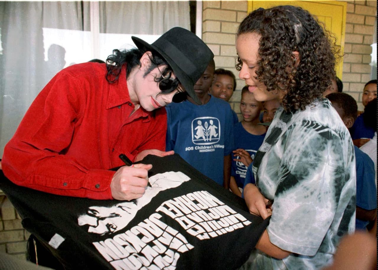 En el 2000 fue nombrado como la estrella de pop más filantrópica de la historia.