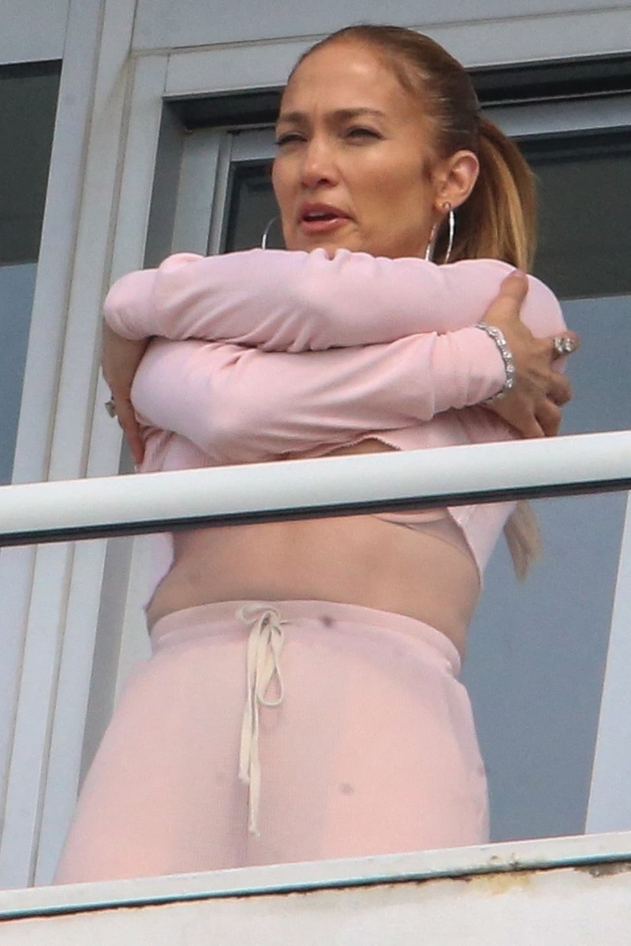 Con el descuido 
<b>dejó al descubierto parte del sostén.</b>