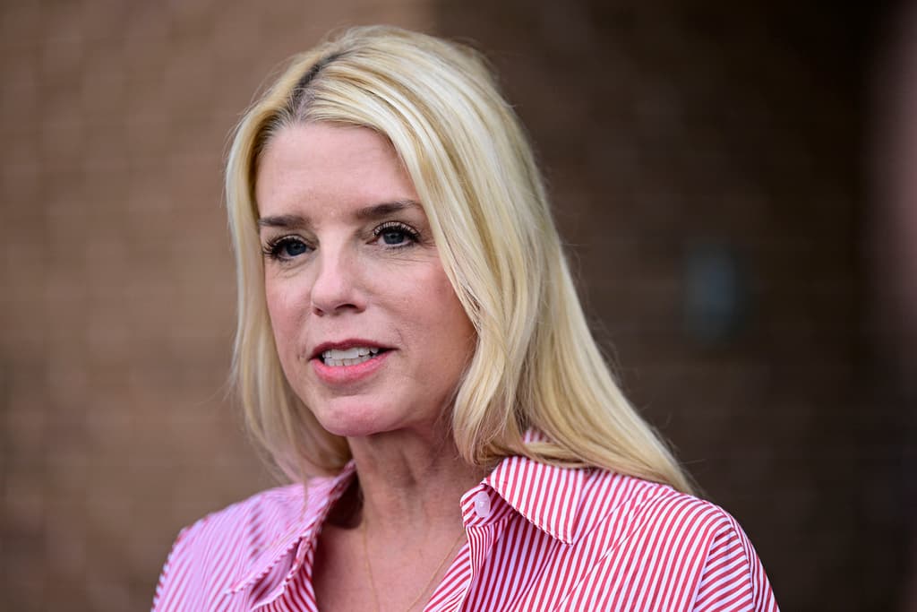 Trump nomina a la exfiscal general de Florida Pam Bondi para liderar el Departamento de Justicia tras la salida de Gaetz 