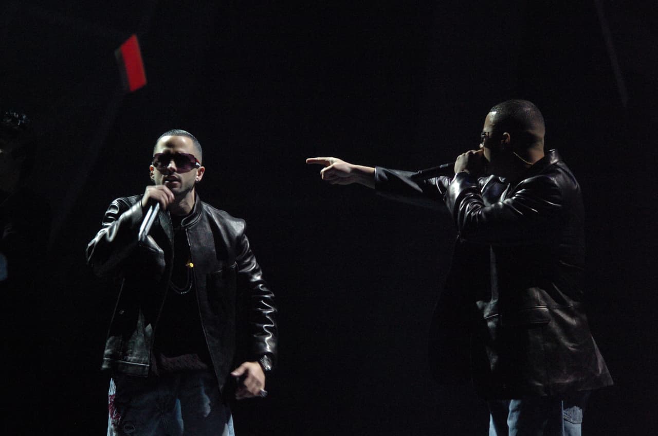 "¡Si se me pega voy a darle!"... La audiencia se puso a mover las caderas con Wisin & Yandel y su 'Rakata' y 'Llamé pa' verte'. Estuvieron nominados al premio Artistas del Año en la categoría Urbano junto con Don Omar pero el premio lo ganó Daddy Yankee.