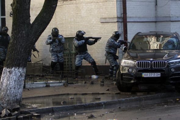La policía ucraniana cercó hoy a los manifestantes en el corazón de las protestas opositoras de la plaza de la Independencia de Kiev (Maidán), tras una jornada en la que murieron 14 personas en los disturbios que estallaron en la capital. Víktor "Yanukóvich se ha convertido en un presidente sangriento", aseguró hoy el dirigente opositor Vitali Klitschkó en un llamamiento a los países democráticos para que intervengan en Ucrania y frenen la violenta confrontación. Según se acercaba la medianoche, los temidos Berkut, el destacamento antidisturbios, estrechaban el cerco en torno a los miles de manifestantes concentrados en el Euromaidán, bastión de las protestas desde el pasado 21 de noviembre. "Los extremistas de la oposición han cruzado la línea roja; matan a inocentes en la calles de la capital de Ucrania, vejan a mujeres, queman edificios y automóviles. Y si los disturbios continúan, nos veremos obligados a actuar con firmeza", rezaba el ultimátum del Servicio de Seguridad y el Ministerio del Interior de Ucrania. Advierten a los americanos que se queden dentro de las casas y de nuevo se sienten explosiones en la ciudad.