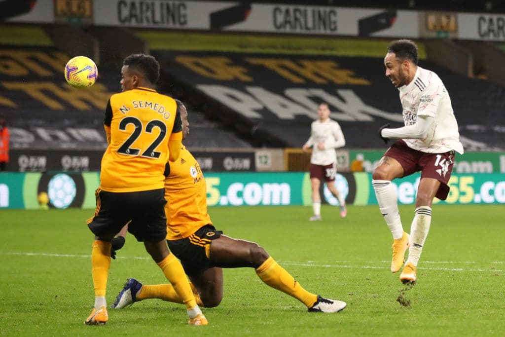 Pépé (32’) adelantó a los de Arteta, pero la ventaja duró poco; Neves (45+5’) emparejó los cartones desde los once pasos; David Luiz (45´3’) saldría explusado. Iniciando la parte complementaria, Moutinho (49’) marcó para darle vuelta al marcador. Leno (72’) dejó al Arsenal con nueve hombres. Los Wolves recibirán al Leicester City y Arsenal visitará a Aston Villa en la siguiente jornada de la Premier League.