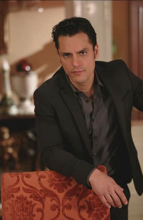 En esta historia da vida al ambicioso 'Osvaldo Ángeles'.