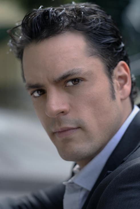 Este galán comienza a perfilarse como villano de telenovela.