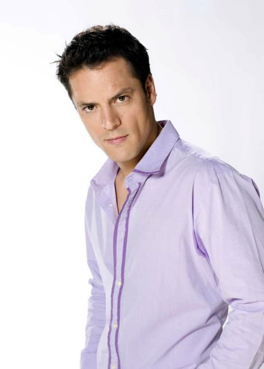 Mike Biaggio también hace varias villanías en "Muchacha italiana viene a casarse".