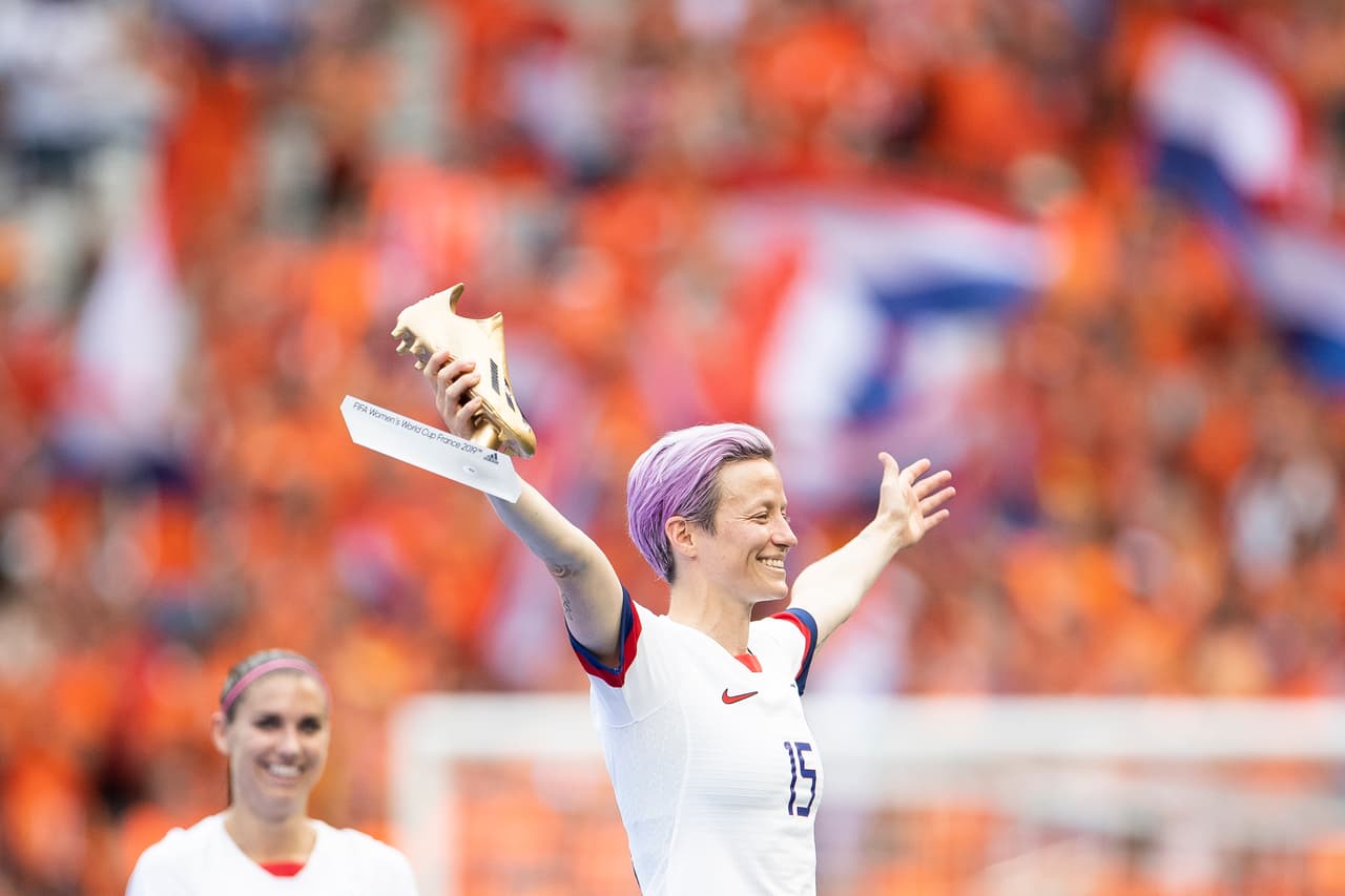 Megan Rapinoe, una de las jugadoras que más abiertamente ha hablado de la disparidad salarial, posa con la bota de oro que la distingue como mejor jugadora del Mundial.