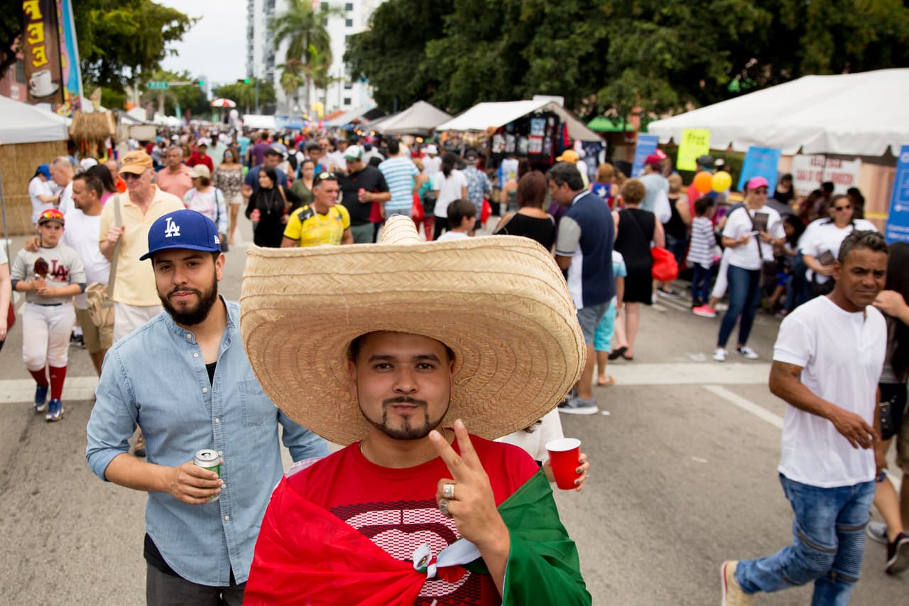 Un mexicano, con un sombrero tradicional de su país, camina por la calle ocho durante la celebración.