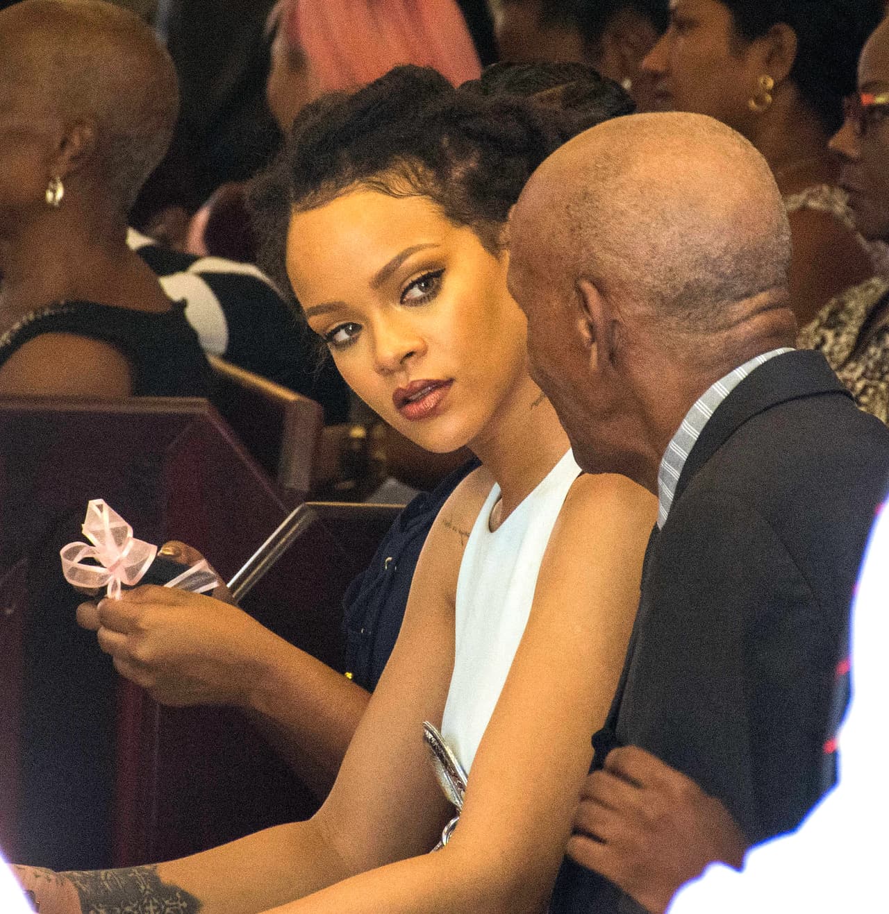 En la ceremonia religiosa estuvo muy platicadora.