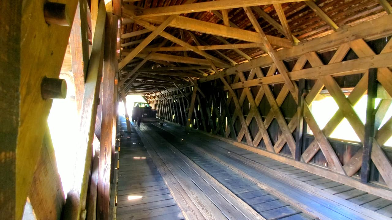 Los vehículos tienen restricciones para preservar el puente, como por ejemplo no pesar más de 3 toneladas y tener menos de 9 pies de altura.