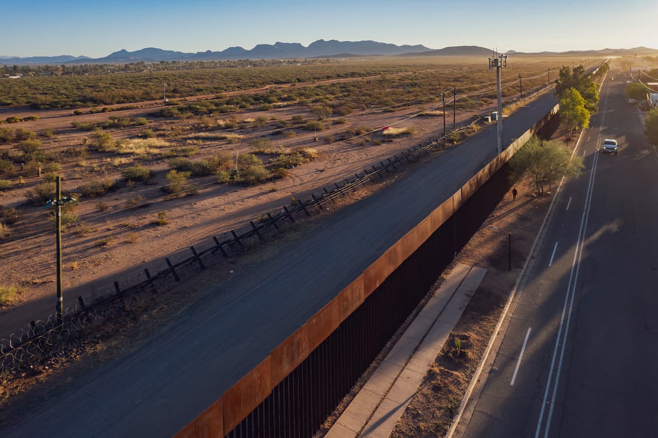 Personas, drogas, armas: Estos son algunos de los 
<b>hallazgos en la frontera entre Arizona y Sonora</b> durante junio de 2025.
