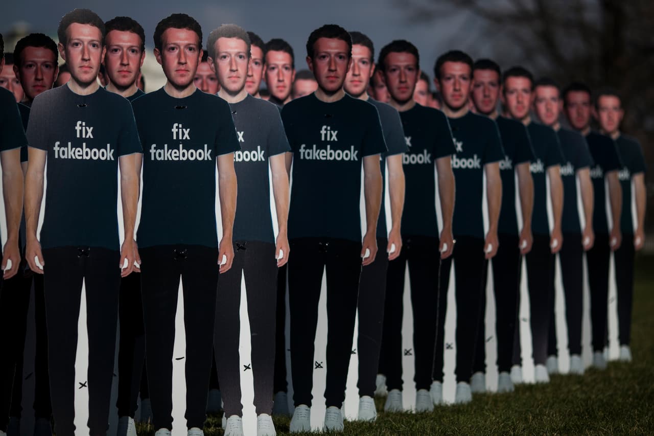 "Avaaz ha creado un ejército de falsos Mark Zuckerbergs para inundar el capitolio de EEUU, justo cuando las noticias falsas y los perfiles falsos han inundado nuestras democracias", dijo Nell Greenberg, directora de campaña de Avaaz en un comunicado de la organización.