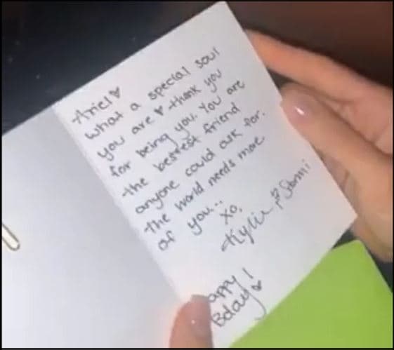 “Ariel: Qué alma tan especial eres. Gracias por ser como eres. 
<b>Eres el mejor amigo</b> que alguien podría pedir. El mundo necesita más de ti... xo (abrazos y besos), Kylie y Stormi”, decía la tarjeta que el maquillista mostró en su Instagram Stories.