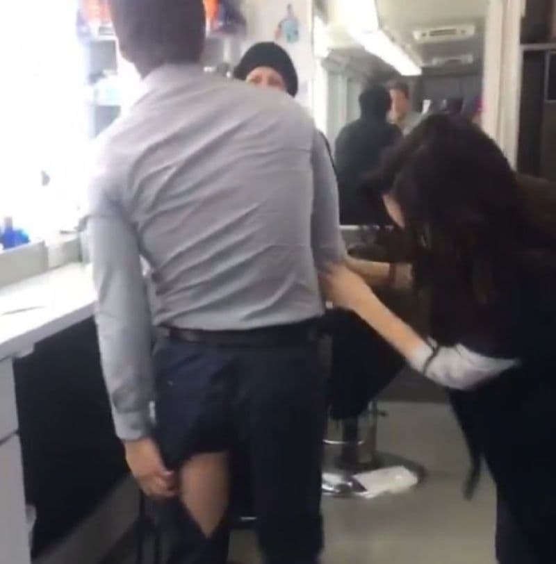 Provocando una enorme abertura en su pierna izquierda, por lo que no dejó de reír. 
<a href="https://www.univision.com/programas/super-momentos-de-novela/a-diego-boneta-se-le-rompio-el-pantalon-mientras-bailaba">El video lo compartió</a> en su cuenta de Instagram en 2017.