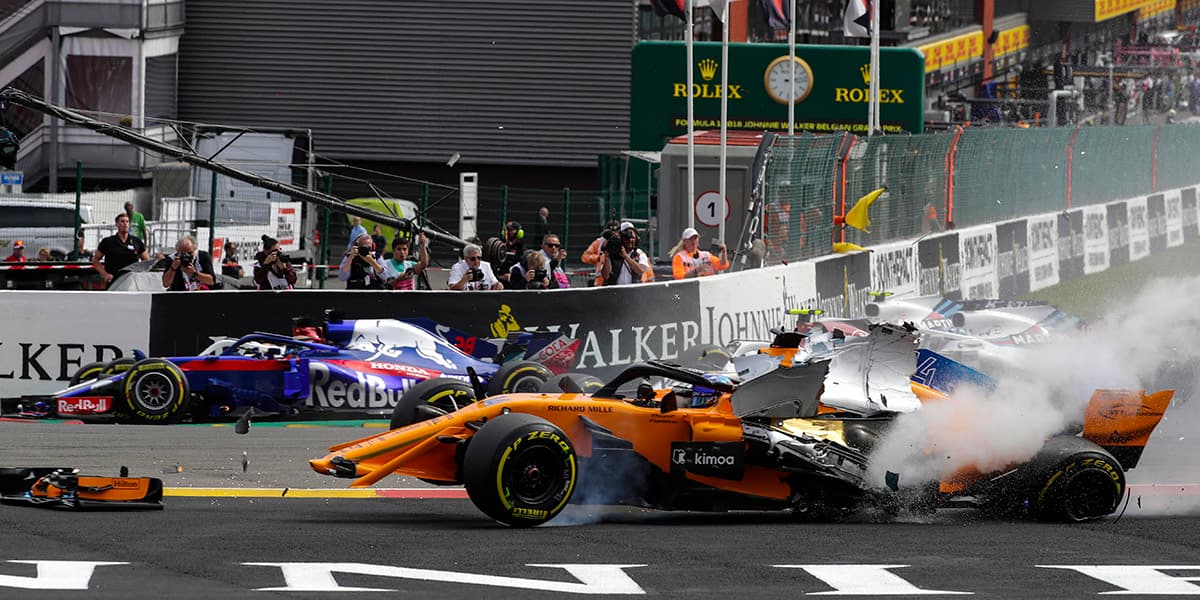 VXH05. Francorchamps (Belgium), 26/08/2018.- Spanish Formula One driver Fernando Alonso of McLaren crashes during the start of the 2018 Formula One Grand Prix of Belgium, at the Spa-Francorchamps race track near Francorchamps, Belgium, 26 August 2018. (Bélgica, Fórmula Uno) EFE/EPA/VALDRIN XHEMAJ