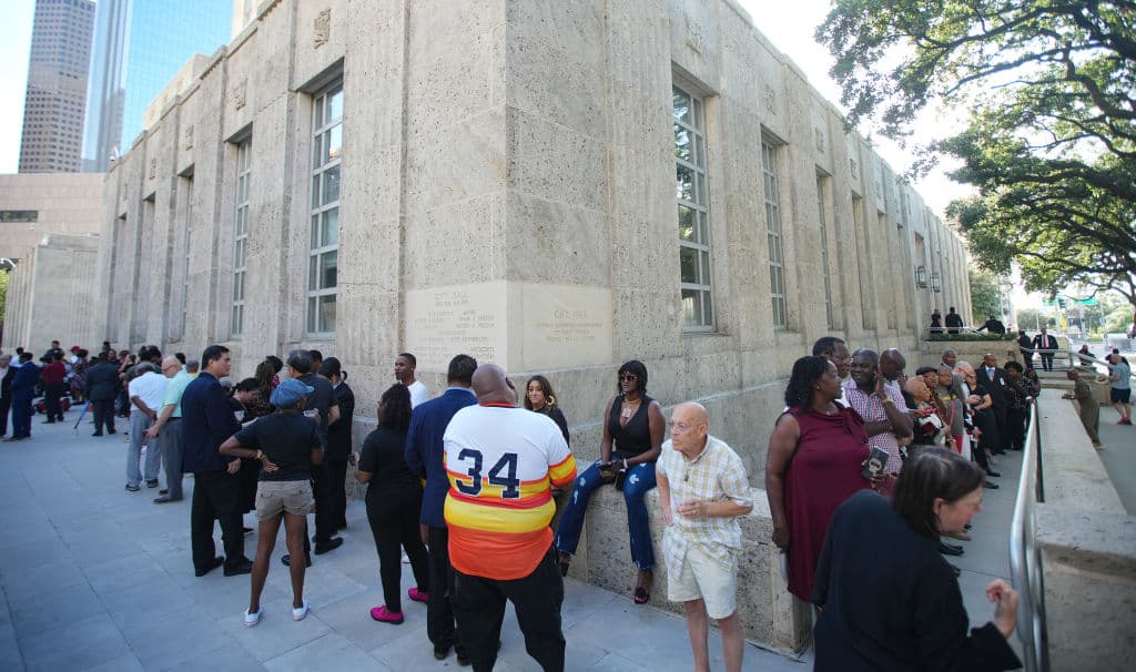 Personas de diversos orígenes hicieron largas filas frente a la alcaldía de Houston, en cuya rotonda estuvo expuesto el ataúd con los restos de la fallecida 
<b><a href="https://www.univision.com/local/houston-kxln/sheila-jackson-lee-muere-representante-texas-houston?cache1" target="_blank">congresista demócrata</a></b>, desde el lunes 29 de julio.