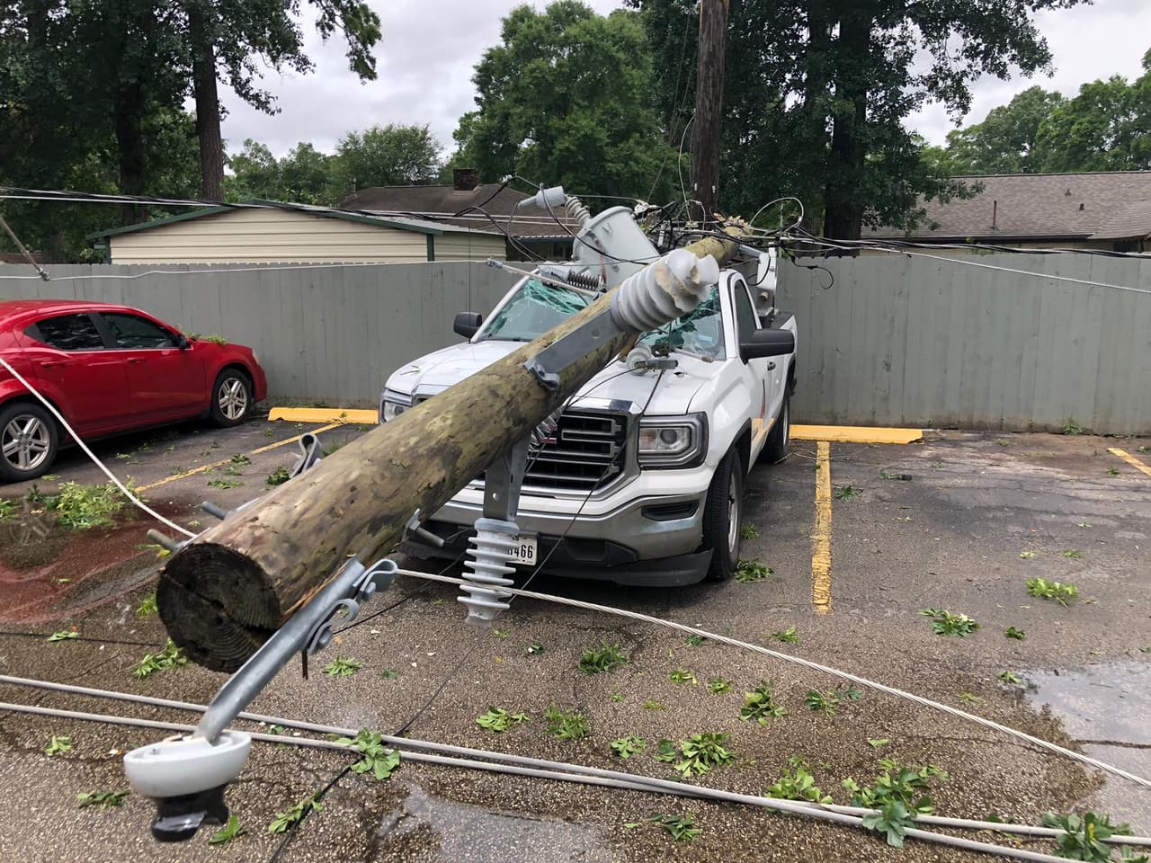 La camioneta sufrió severos daños al caerle un poste de electricidad encima en las afueras de un complejo habitacional en Huffman.