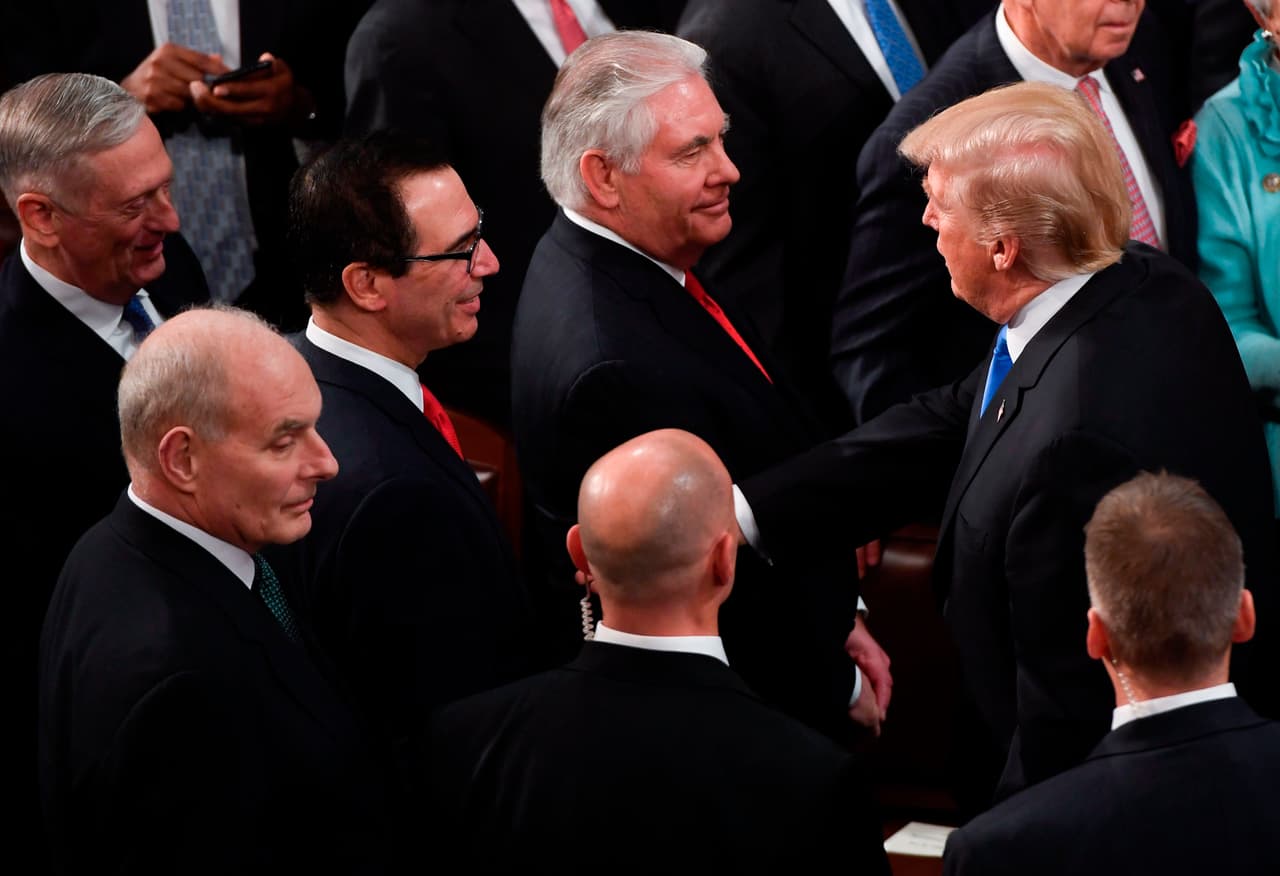 El presidente saluda a los miembros del gabinete al finalizar su presentación.