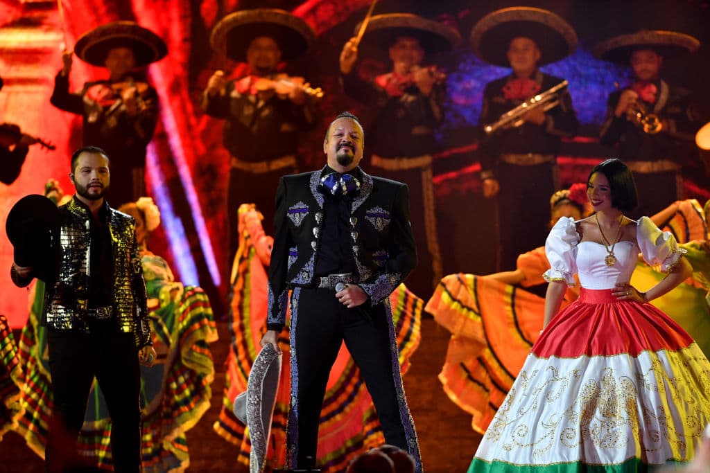 De esta manera, la podemos ver usando desde un vestido con los colores de la bandera mexicana.