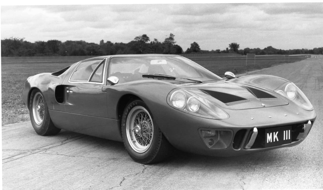 <b>El éxito del Ford GT40 en las pistas hizo impostergable el lanzamiento de una versión de calle</b>. Ford construyó 7 unidades de este Ford GT40 Mk. III equipadas con el V8 289 c.i.d. (4.7 litros) del Ford Mustang, luces de calle y una cola alargada para albergar algo de equipaje. Algunas versiones del Mk. I fueron adaptadas para circular en las vías públicas.