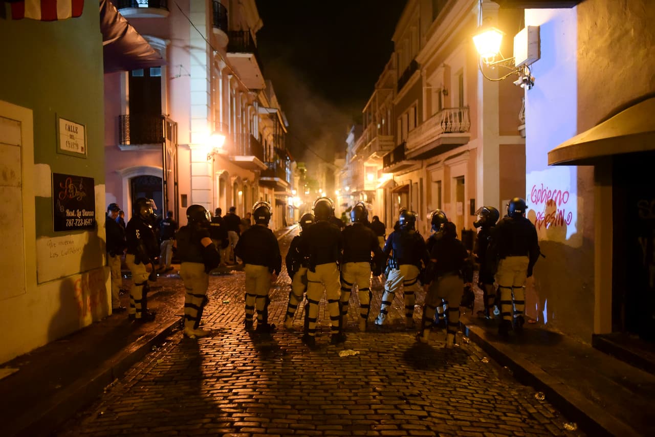 Agentes de la policía hacían guardia en las calles del Viejo San Juan.
<br>