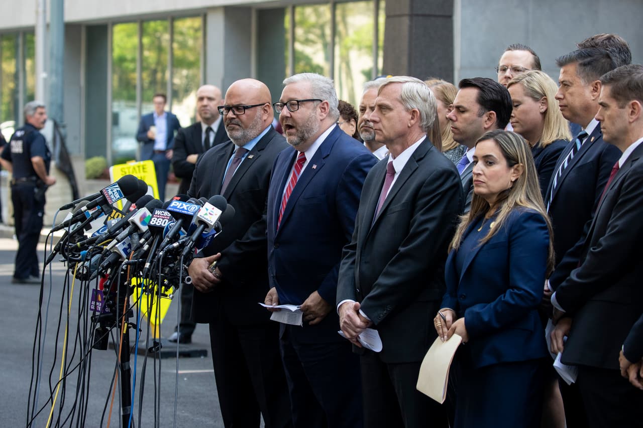 Angel Meléndez, agente especial a cargo de las investigaciones del Departamento de Seguridad Nacional de los Estados Unidos en la Oficina de Campo de Nueva York, Brian A. Benczkowski, Fiscal General Adjunto de la División Penal del Departamento de Justicia, Richard Donoghue, EE.UU. La abogada del Distrito Este de Nueva York y Ariana Fajardo Orshan, fiscal del Distrito Sur de Florida, hablan con la prensa tras la audiencia de sentencia de Joaquín "El Chapo" Guzmán ante el tribunal federal.
<br>
<br>