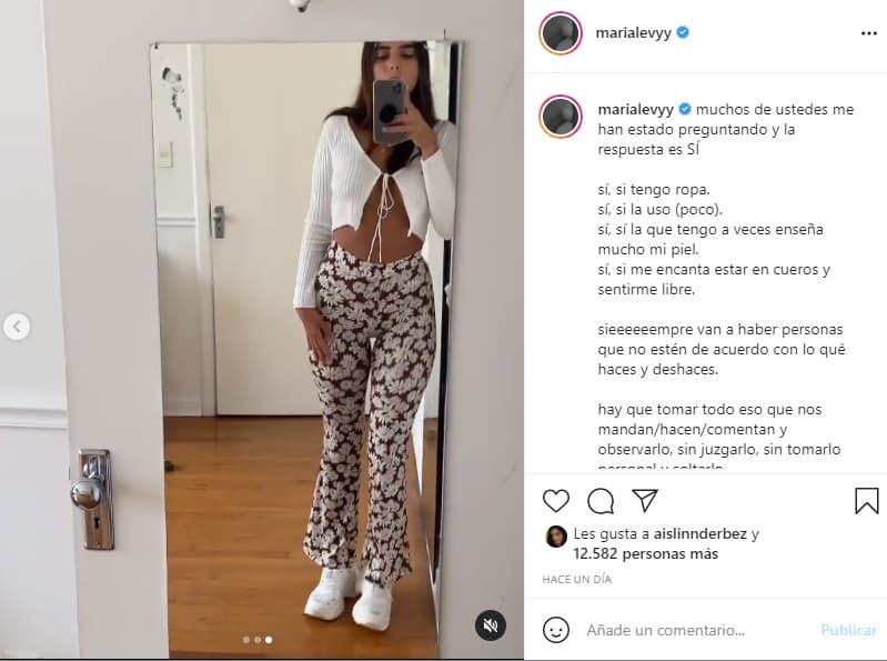 Por ese y múltiples comentarios que ha recibido, decidió responder con este mensaje: "Muchos de ustedes me han estado preguntando y la respuesta es SÍ.⁣⁣ Sí, sí tengo ropa.⁣⁣ Sí, si la uso (poco).⁣⁣ Sí, sí la que tengo a veces enseña mucho mi piel.⁣⁣ Sí, sí me encanta estar en cueros y sentirme libre.⁣⁣ Siempre van a haber personas que no estén de acuerdo con lo qué haces y deshaces".