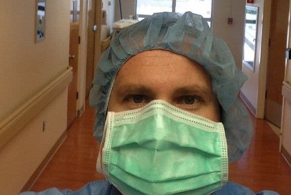 Fue el viernes 29 de mayo cuando Alan compartió esta fotografía minutos antes del nacimiento de su bebita Michelle. ¡Listo para recibirla con mucho cariño!