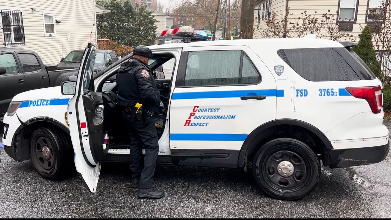 Una vez controlado el fuego, los policías habrían confrontado a Gordon 
<b>quien presuntamente los atacó con un cuchillo en un intento de huir del lugar</b>.
<br>