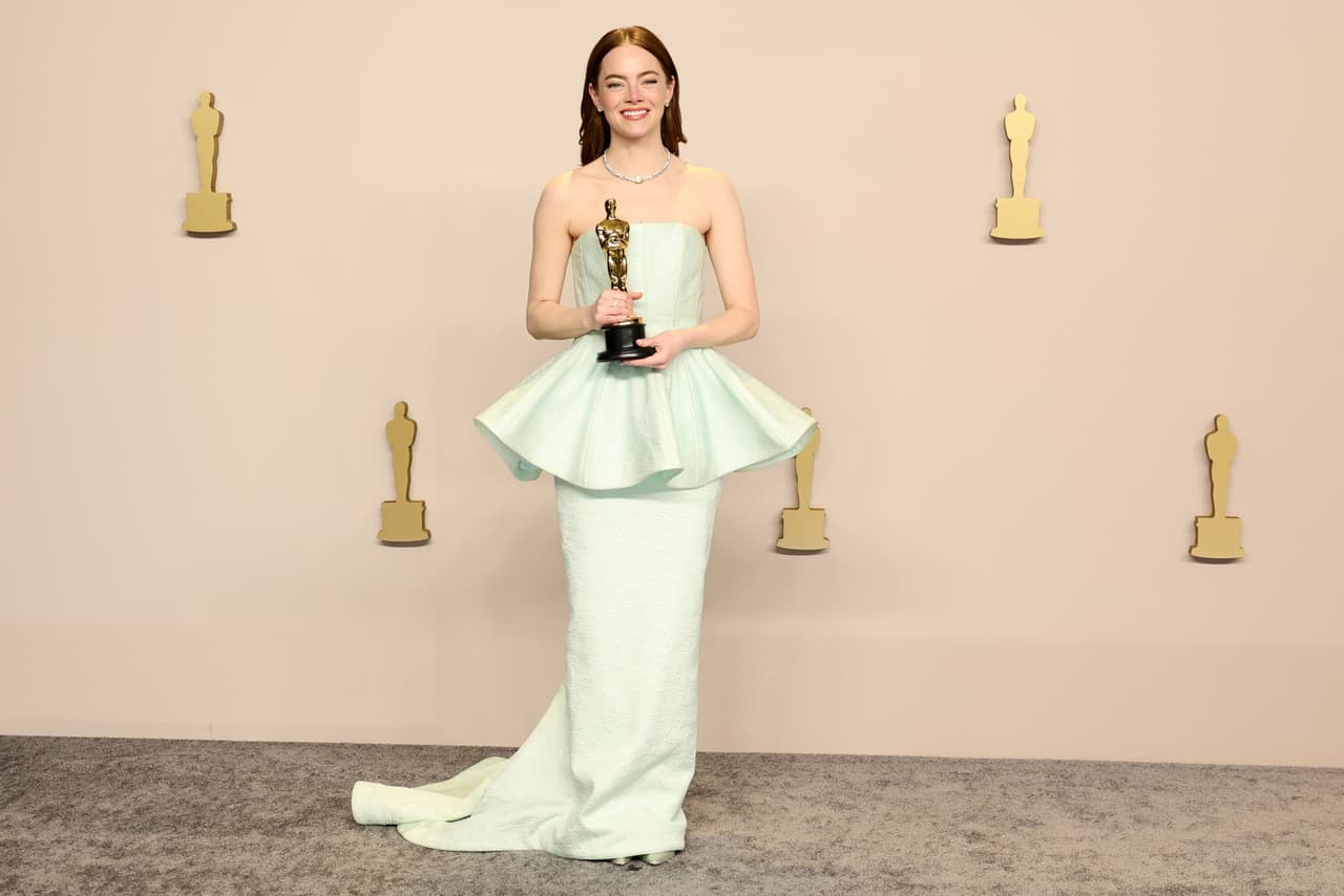 Emma Stone tras recibir su estatuilla a Mejor actriz en los Premios Oscar 2024.