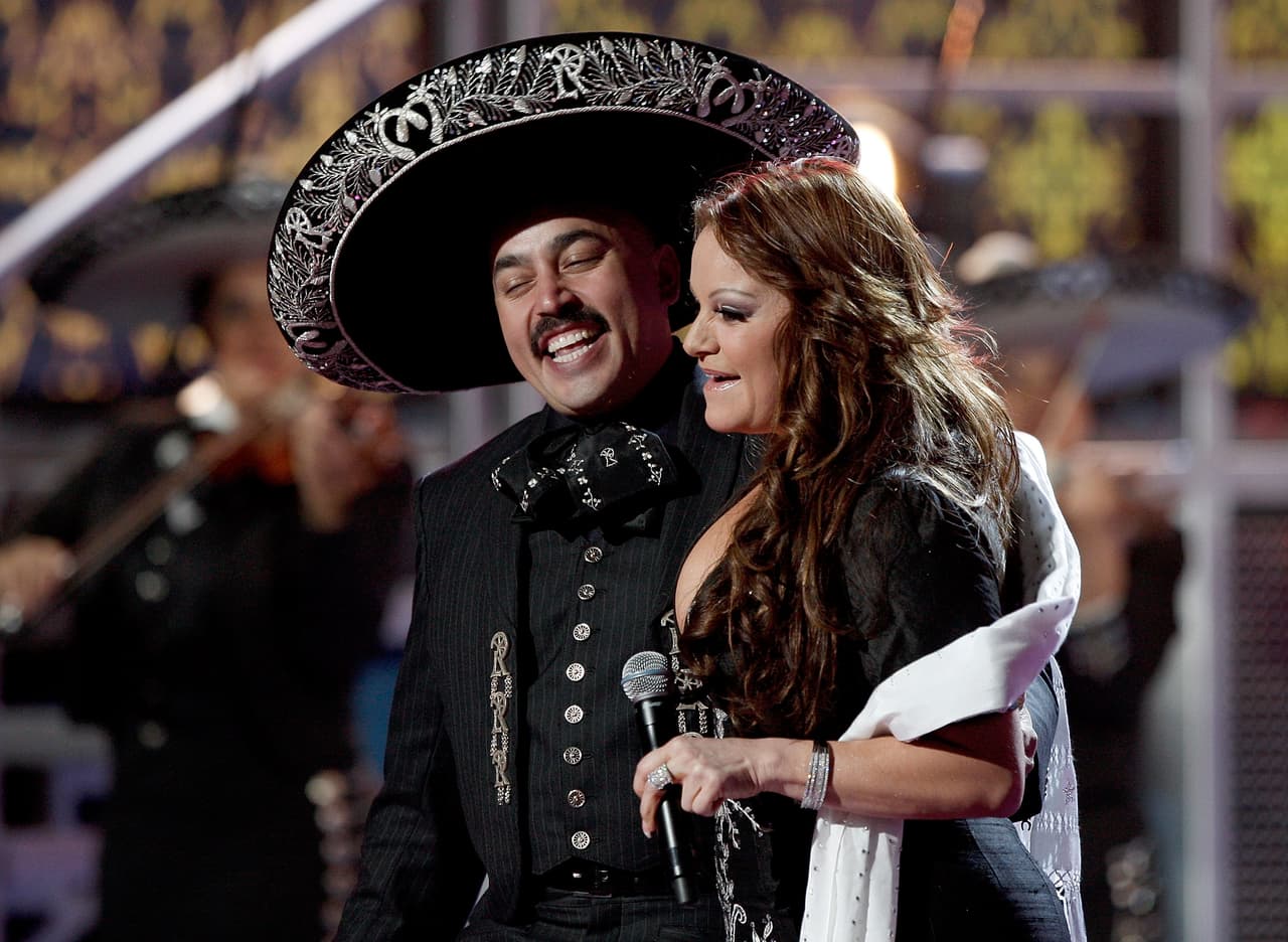 La legendaria Jenni Rivera cantó en 2008 'Sufriendo a solas' con su hermano Lupillo Rivera.
