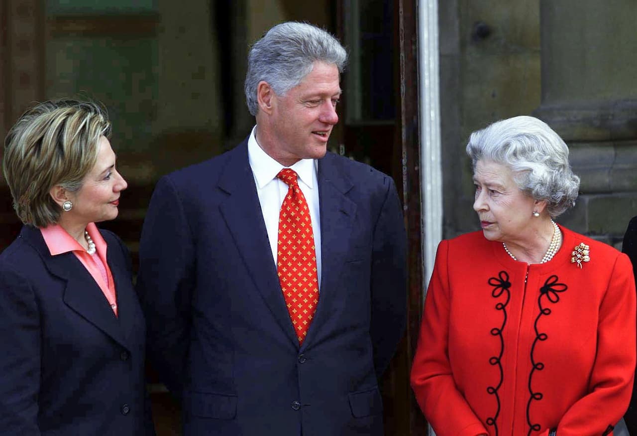 Bill Clinton y Hillary Clinton también pisaron el Palacio de Buckingham, aunque fue en diciembre de 2000. Clinton estuvo en Reino Unido en numerosas ocasiones, en parte por su interés por el proceso de paz en Irlanda del Norte.
<br>