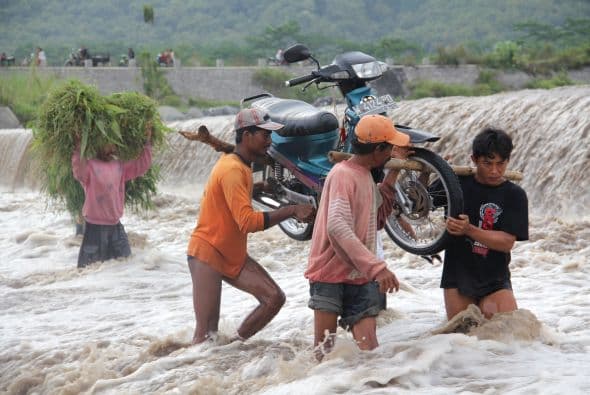 Inundaciones y deslaves ocasionados por lluvias torrenciales en el norte de Indonesia mataron a por lo menos 15 personas y obligaron a miles a huir en busca de zonas seguras, dijeron las autoridades.