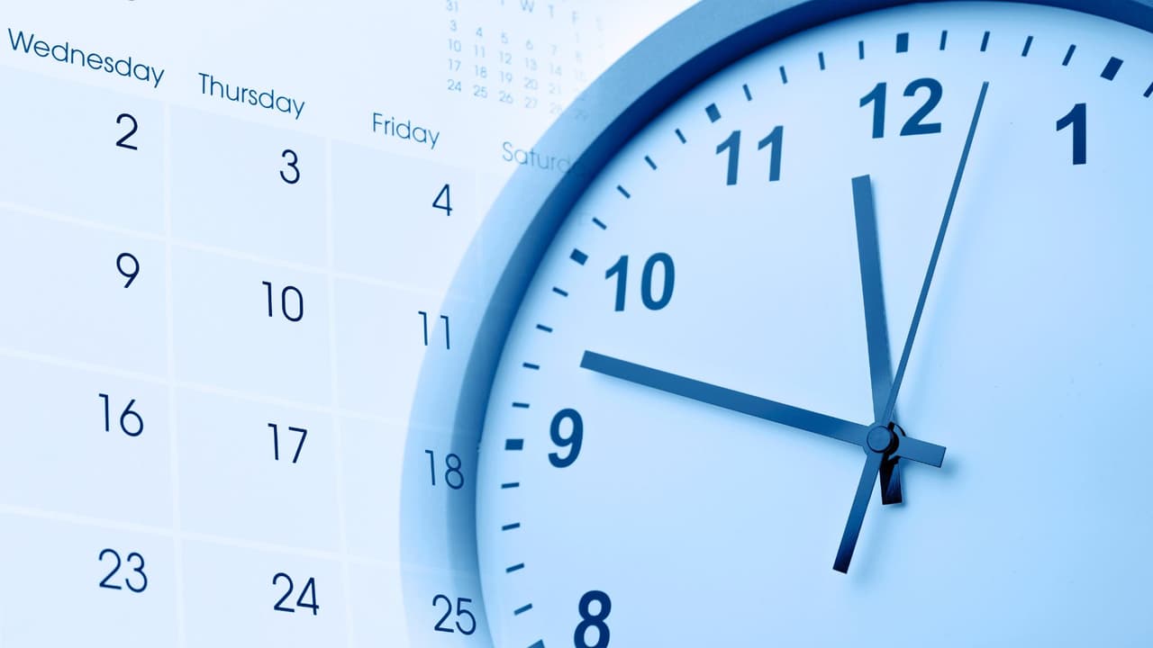 <b>La madrugada del domingo 8 de marzo</b> los relojes en Texas se adelantan una hora por el inicio del horario de verano. 
<br>
<b>A las 2:00 de la mañana</b> el reloj salta directamente a las 3:00. 
<br>La medida busca 
<b>aprovechar más la luz natural por la tarde,</b> pero también significa una hora menos de descanso para millones de personas. 
<br>La mayoría de los teléfonos celulares, computadoras y relojes inteligentes
<b> se actualizan automáticamente.</b> 
<br>Sin embargo, muchos relojes de pared, microondas, estufas y algunos vehículos
<b> todavía deben ajustarse manualmente.</b> 
<br>Aunque el cambio parece pequeño, 
<b>especialistas en salud advierten que puede alterar el ritmo biológico durante varios días. </b>