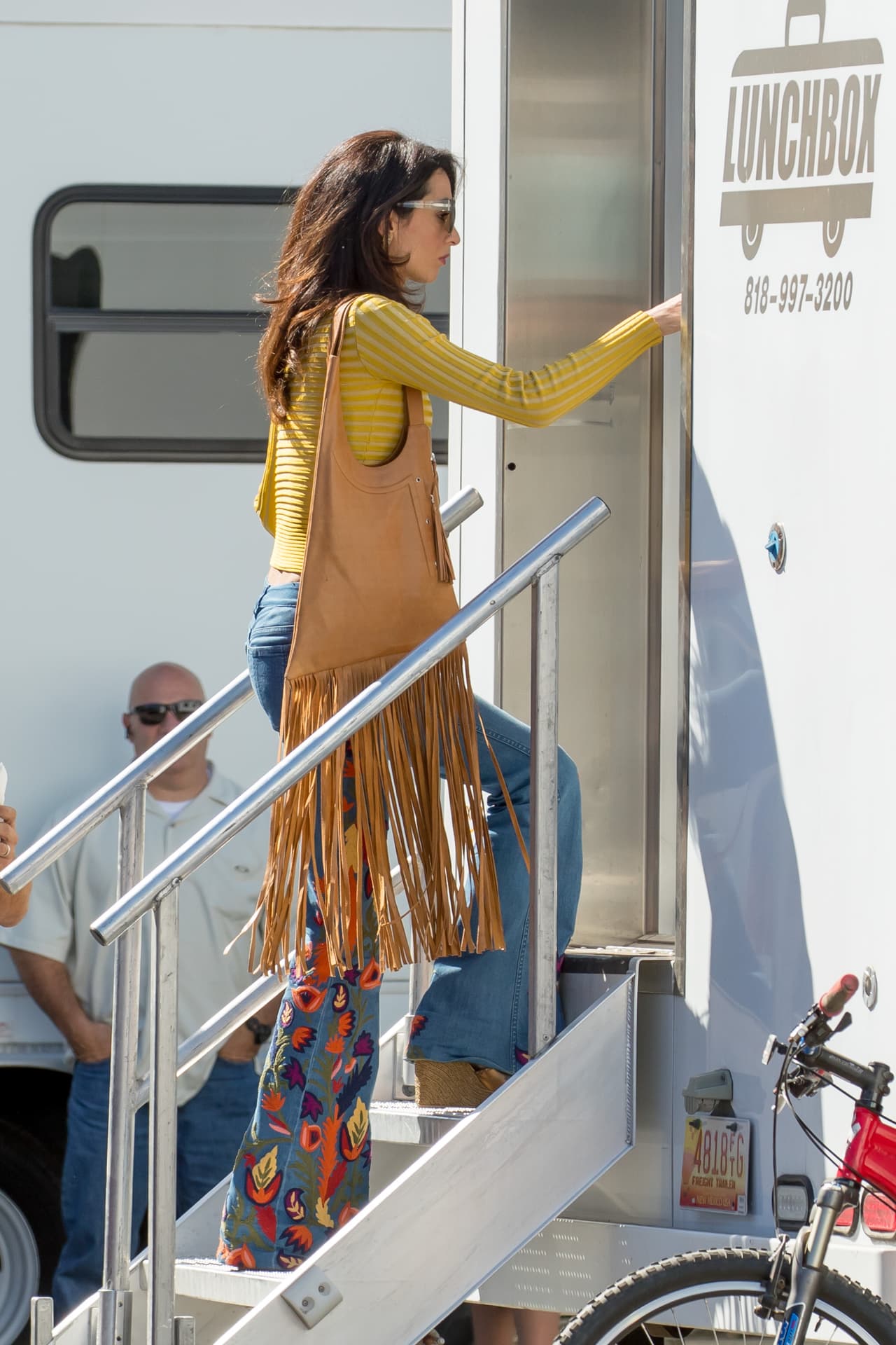 Amal con un look muy hippie que le sentaba muy bien.
