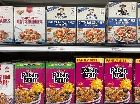 <b>Raisin Bran</b>: si bien su contenido de grasa saturada y de sodio se adhiere a los nuevos parámetros para usar la definición de saludable, este cereal de pasitas contiene 9 gramos de azúcar añadida, más del triple de lo permitido.
<br>